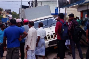 சாரதிக்கு ஏற்பட்ட திடீர் சுகயீனத்தினால் விபத்தில் சிக்கிய வாகனம்! ஒருவர் பலி - மற்றொருவர் காயம்
