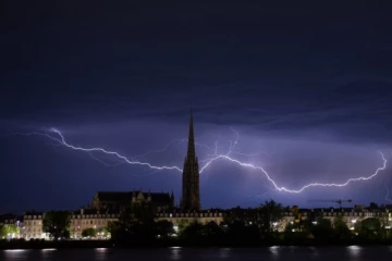 மேற்கு பிரான்சை துவம்சம் செய்த புயல்... ஆயிரக்கணக்கானோர் மின்சாரம் இன்றி தவிப்பு