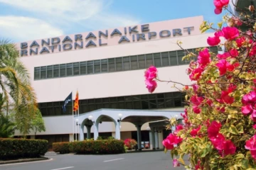 விமானநிலையத்தில் அதிகாரிகளுக்கு அதிர்ச்சி கொடுத்த இளவயது நபர்!