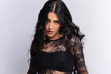 மாஸான போஸ்!! கருப்புநிற ஆடையில் மிரட்டும் நடிகை ஸ்ருதி ஹாசன்...