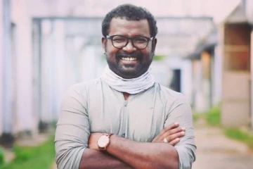 புதியதாக Audi கார் வாங்கியுள்ள இயக்குனர் அருண்ராஜா காமராஜ்- அம்மாவுடன் கார் பக்கத்தில் எடுத்த போட்டோ