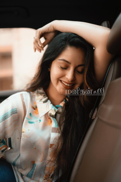 Luxury car-ல் மாஸாக போஸ்க் கொடுக்கும் அபிநயா.. வைரலாகும் புகைப்படங்கள் | Actress Abhinaya Luxury Car In Photoshoots Viral