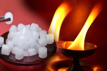 பணக் கஷ்டத்தால் அவதிப்படுகின்றீர்களா? கற்பூரத்தை இப்படி வைத்து பாருங்கள்