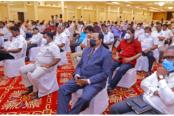 நாட்டை காப்பாற்ற  மகிந்த ராஜபக்ச தொடர்ந்தும் பிரதமராக கடமையாற்றுவது அத்தியாவசியமானது : மாகாண சபை உறுப்பினர்கள் | Mahinda Rajapaksa Save The Country