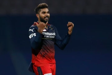 වනියා පිටිය දෙවනත් කරයි...ප්‍රභලයින් රැසක් ප්‍රේක්ෂකාගාරයට හරවා යවයි...(VIDEO)