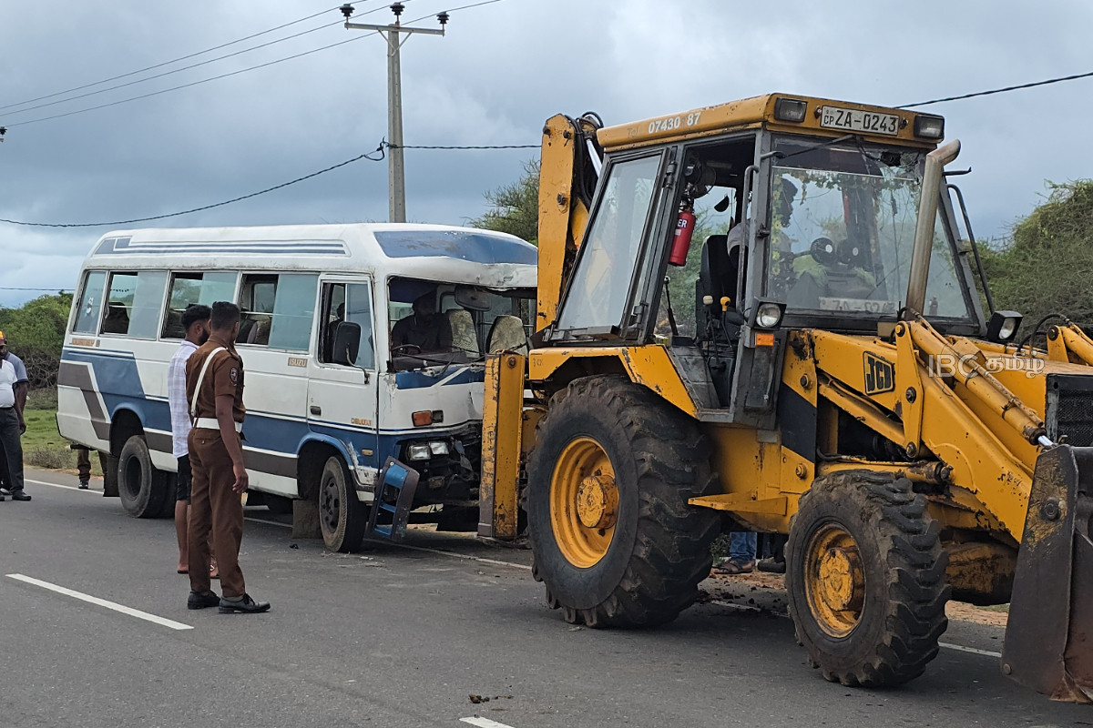 பனை மரத்துடன் மினி வான் மோதி விபத்து: ஒன்பது பேர் படுகாயம் | Nine Injured In Mannar Van Accident Today