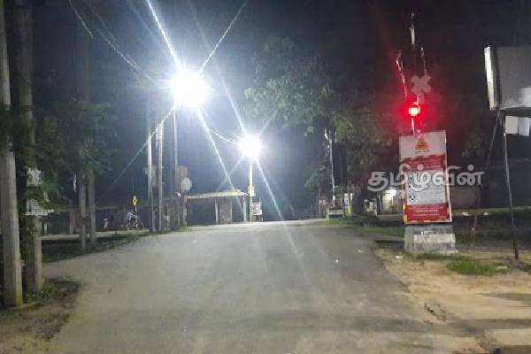 ஆபத்தான நிலையில் புகையிரத கடவையை கடக்கும் மக்கள்:அதிகாரிகளின் அசமந்த போக்கு(Photos) | People Crossing The Railway In Dangerous
