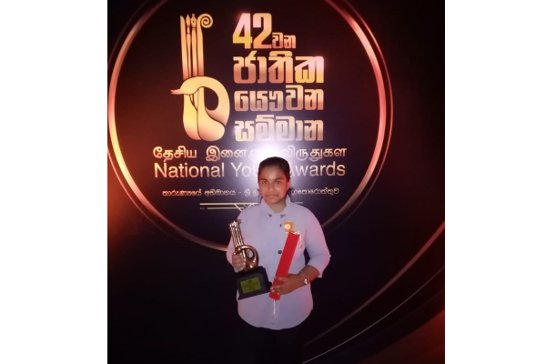 தேசிய மட்டத்தில் முதலிடம் பிடித்த தமிழ் மாணவிக்கு வழங்கப்பட்ட கெளரவம்! | Honor Given Tamil Student At The National Level