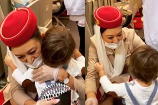 விமானத்தின் உள்ளே நுழைந்த சிறுவன்! கட்டியணைத்து வரவேற்ற விமான பணிப்பெண்: சுவாரசிய பின்னணி | Air Hostess Welcome Her Own Son
