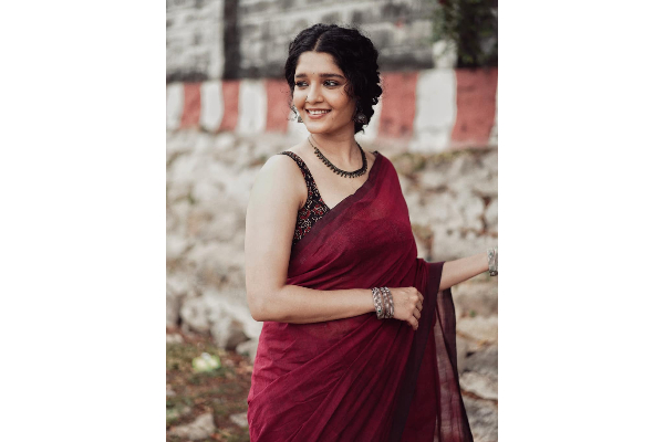 ரித்திகா சிங் ஒரே போட்டோஷுட் ஒட்டு மொத்த இளைஞர்களும் கவுந்துவிட்டனர், இதோ | Rithika Singh Latest Photoshoot