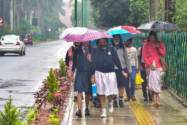 ஹட்டன் பாடசலைகளுக்கு மேலும் இருநாட்களுக்கு விடுமுறை! | 2 More Days Off For Hutton Padsalas Havy Rain