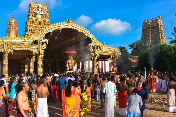 நல்லூர்  கந்தசுவாமி ஆலய வீதியில் சிலரின் முகம் சுழிக்கவைக்கும் செயல்! | Nallur Kandaswamy Temple Road Dust Bin