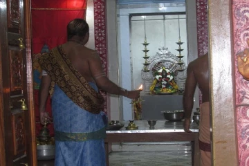 கோவிட் தொற்றிலிருந்து நாடு மீள வேண்டி பல பகுதிகளில் விசேட பூசை வழிபாடுகள்