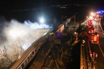 வெளிநாடொன்றில் நேருக்கு நேர் மோதிய ரயில்கள்: பரிதாபமாக 38 பேர் உயிரிழப்பு!