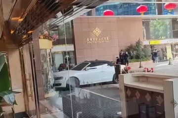 கோபத்தில் நட்சத்திர ஓட்டலுக்குள் விலை உயர்ந்த சொகுசு காரை விட்டு மோதிய நபர்