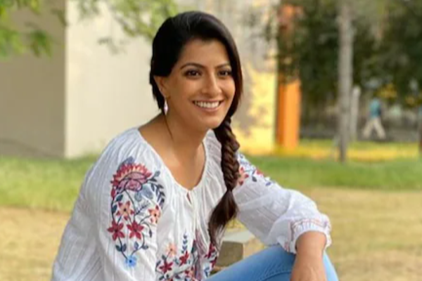 மாலத்தீவில் சுற்றி திரியும் நடிகை வரலக்ஷ்மி சரத்குமார்.. இணையத்தில் வைரலாகும் புகைப்படங்கள்.. | Vararlakshmi Sarathkumar Maldevis Picture