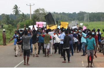 முல்லைத்தீவில் உயிரிழந்த சிறுமிக்கு நீதிகோரி கண்டன போராட்டம்  (VIDEO)
