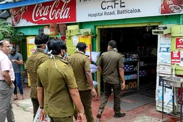 மட்டக்களப்பில் வர்த்தக நிலையங்கள் சுற்றிவளைப்பு (Photos)