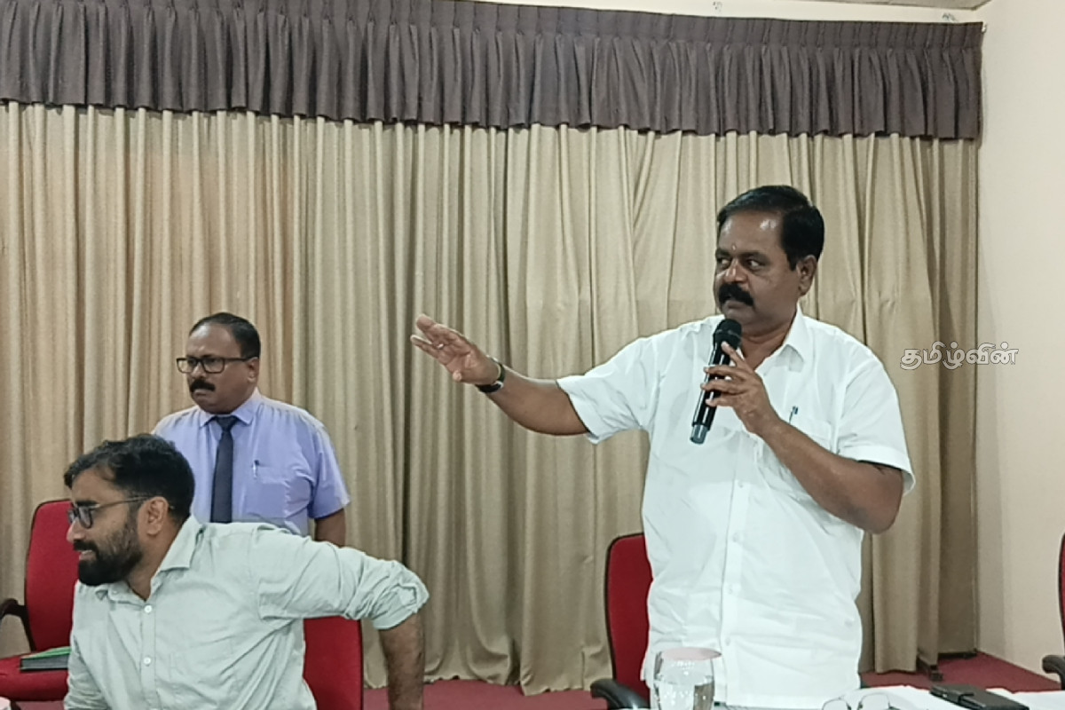கிளிநொச்சி ஒருங்கிணைப்புக் குழுக் கூட்டத்தில் அர்ச்சுனாவால் கடும் குழப்பம் : பொலிஸாரால் வெளியேற்றம்.. | Kilinochchi Dcc Meeting