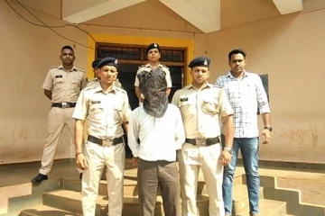 இந்தியாவில் காதலன் கண் முன்னே பிரித்தானிய பெண்ணிடம் அத்துமீறிய நபரை ஊர்வலமாக அழைத்துச் சென்ற பொலிசார்