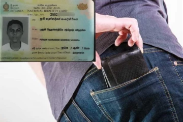 ජාතික හැදුනුම්පත සමඟ මුදල් පසුම්බියක් හමුවෙයි..වහාම දන්නා අයෙක් සිටීනම් කතා කරන්න.