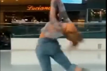 உடம்பை வில்லாக வளைத்து மின்னல் வேகத்தில் இளம் பெண் செய்த சாகசம்.... இப்படி ஒரு திறமையா?