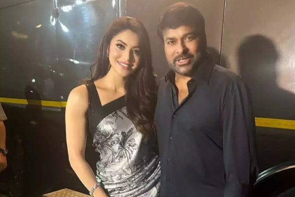 இளம் நடிகையிடம் ஜொள்ளு விட்ட சிரஞ்சீவி! 67 வயதில் இவ்ளோ வெறியா | Chiranjeevi Flirts With Urvashi Rautela