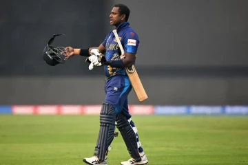 கிரிக்கெட் வரலாற்றில் முதல்முறையாக வித்தியாசமான ஆட்டமிழப்பு! கடும் கோபத்தில் இலங்கை வீரர் மெத்தியூஸ்(Photos)