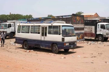 பள்ளத்தில் கவிழ்ந்து விபத்துக்குள்ளான பஸ்: ஒருவர் பரிதாபமாக உயிரிழப்பு