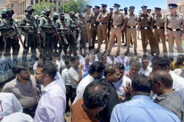 ஜனாதிபதி செயலகத்திற்கு விரைந்த தொழிற்சங்க கூட்டமைப்பு! திடீரென குவிக்கப்பட்ட பொலிஸார்(Video)