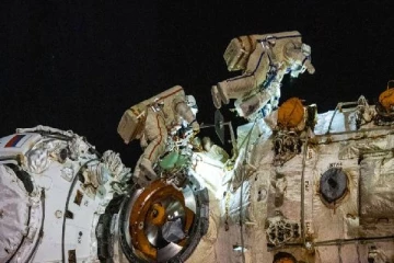 விண்வெளி நடைபயணத்தில் ஈடுபட்ட ரஷ்ய வீரர்கள்!