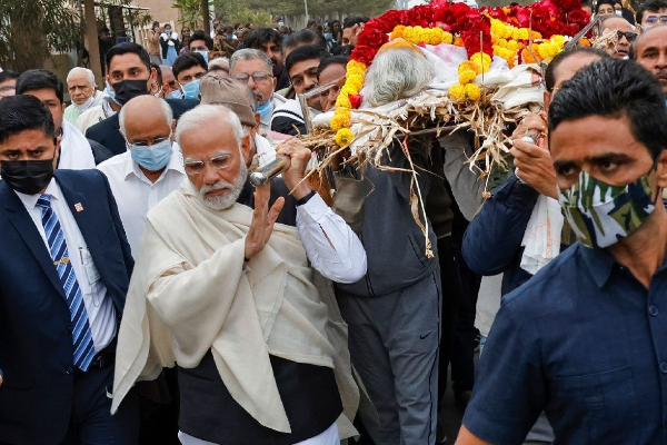 கனத்த இதயத்துடன் தாயின் உடலை சுமந்து சென்ற பிரதமர் மோடி | Pm Modi Carried His Mother S Body Heavy Heart