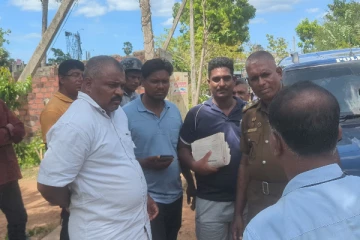 தேர்தலை புறக்கணிக்குமாறு பிரசார நடவடிக்கையில் ஈடுபட்ட கஜேந்திரன் அணிக்கு புதுக்குடியிருப்பு பொலிஸார் இடையூறு