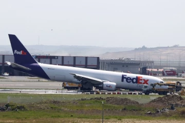 வெளிநாடொன்றில் அவசரமாக தரையிறக்கப்பட்ட விமானம் விபத்து