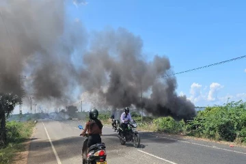 யாழில் வீதியோரத்தில் கொட்டப்படும் கழிவுப் பொருட்களால் பயணிகள் விசனம்