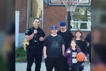 குற்றம் சுமத்தப்பட்டவர்களுடன் கூடைப்பந்து விளையாடிய கனடிய போலீசார்