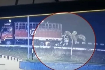 அதிகாலையில் ஆம்னி வேனில் சென்ற குடும்பம்.. நின்ற லொறியில் மோதி 6 பேர் பரிதாப மரணம்