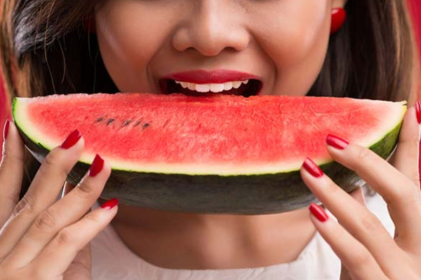 தர்பூசணி சாப்பிடும் போது இந்த தவறை மட்டும் பண்ணிடாதீங்க | Watermelon Tavarana Murail Sapital Yetpatum Thimai