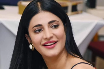 காதலனுடன் படுக்கை அறையில் இருக்கும் புகைப்படதை பகிர்ந்த ஸ்ருதி ஹாசன். எல்லை மீறியதால் ரசிகர்கள் ஷாக்