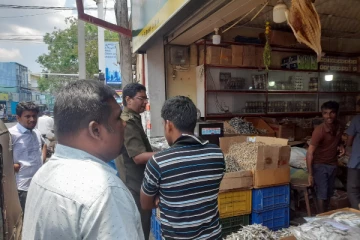 யாழ் கருவாட்டுகடைகளில் சுகாதார பரிசோதகர்கள் அதிரடி பரிசோதனை..!
