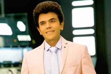 தி லெஜண்ட் சரவணா இவ்வளவு விலையுயர்ந்த கார்களை வைத்துள்ளாரா?- ஒவ்வொன்றும் எத்தனை கோடி தெரியுமா?