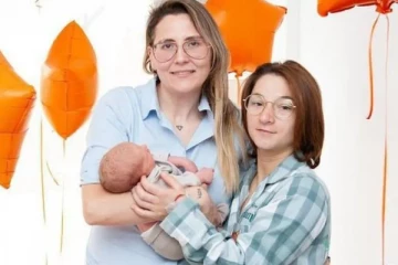 குழந்தை பெற்ற லெஸ்பியன் ஜோடி; உலகில் இரண்டாவது ஓரினத் தம்பதி சாதனை