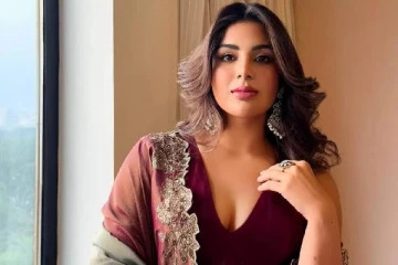 அது போன்ற நேரத்தில் மது அருந்துவேன்.. தனுஷ் பட நடிகையா இப்படி