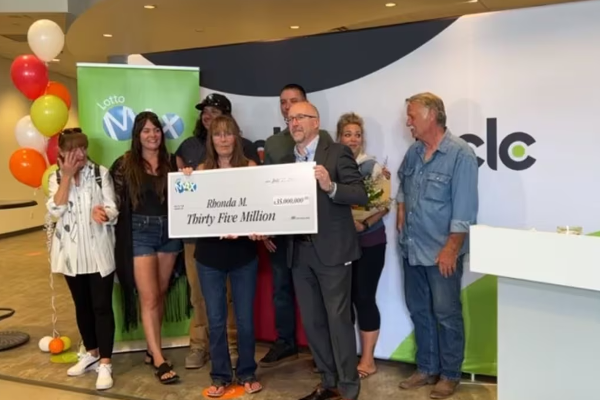 கனேடிய பெண்ணுக்கு லொட்டரியில் 35 மில்லியன் டொலர் பரிசு | Canadian Woman Win Lottery