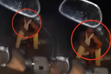 நெடுங்கேணி காவல் நிலையத்திற்கு முன்பாக மது அருந்தும் காவல்துறையினர்!