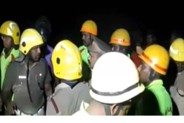 நெல்லை அருகே கல்குவாரியில் விபத்து - இடிபாடுகளில் சிக்கிய 6 பேர்..!