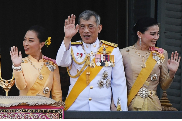 அரச குடும்பத்தை விமர்சித்தவருக்கு 50 ஆண்டுகள் சிறை ! | 50 Years In Prison Criticizing Thai Royal Family
