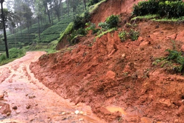மலையகத்தில் சீரற்ற காலநிலை காரணமாக மக்களின் இயல்பு வாழ்க்கை பாதிப்பு! (Photos)