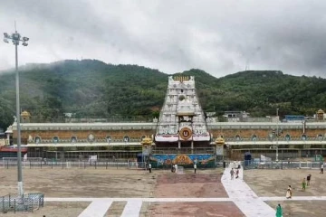 திருப்பதி கோவிலில் பிரசாதமாக 16 கோடி  கேட்ட ஆந்திர அரசு : காரணம் என்ன ?