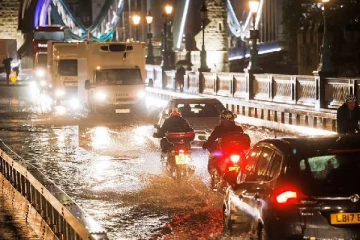 ஆறாக மாறிய சாலைகள்... வெள்ளத்தில் மூழ்கிய சுரங்க ரயில்: பிரித்தானியாவில் வெள்ள எச்சரிக்கை